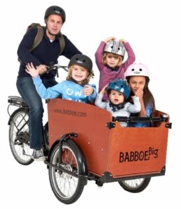 Famille avec un triporteur électrique Babboe